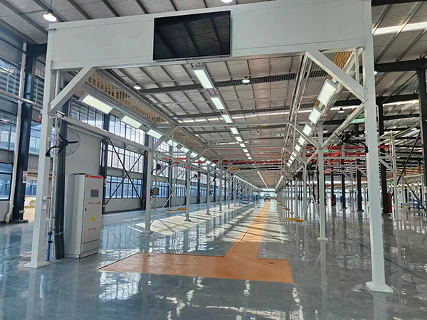 キャンピングカー組み立てライン